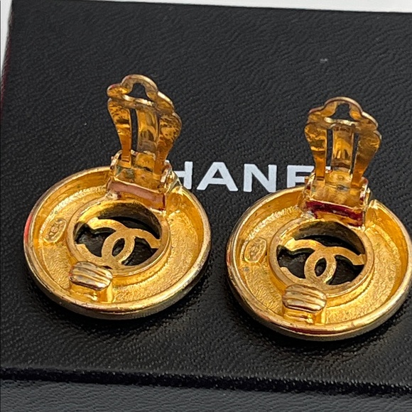 Authentic CHANEL CC Gold Logo Clip On Earrings - Picture 4 of 4